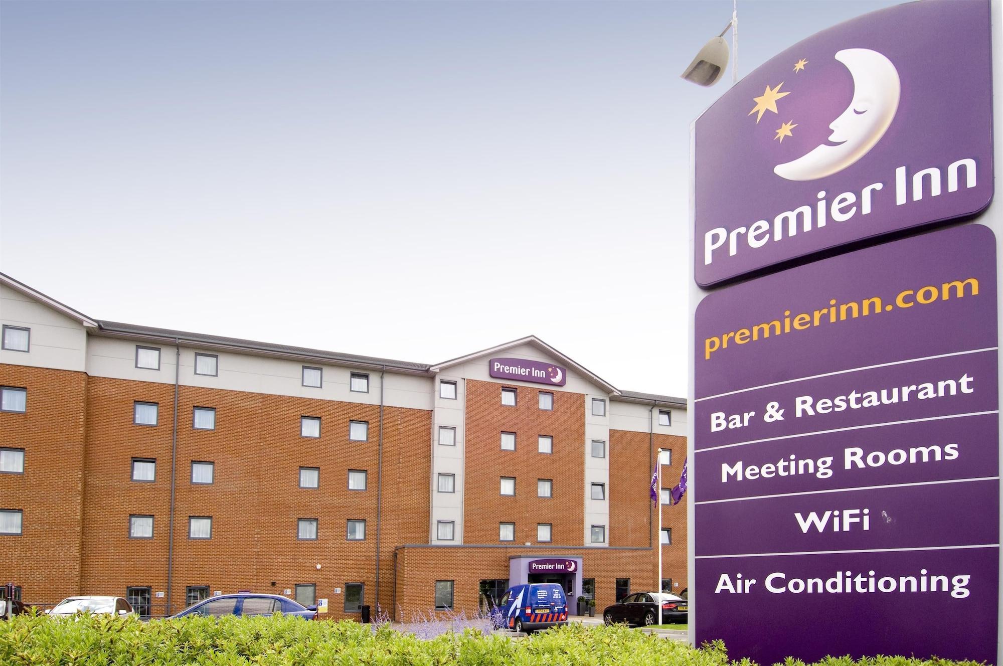 Vista Exterior Premier Inn Castleford Xscape - M62 J32