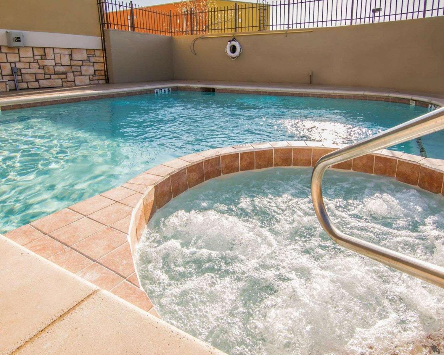 Vista da piscina Comfort Suites Dallas