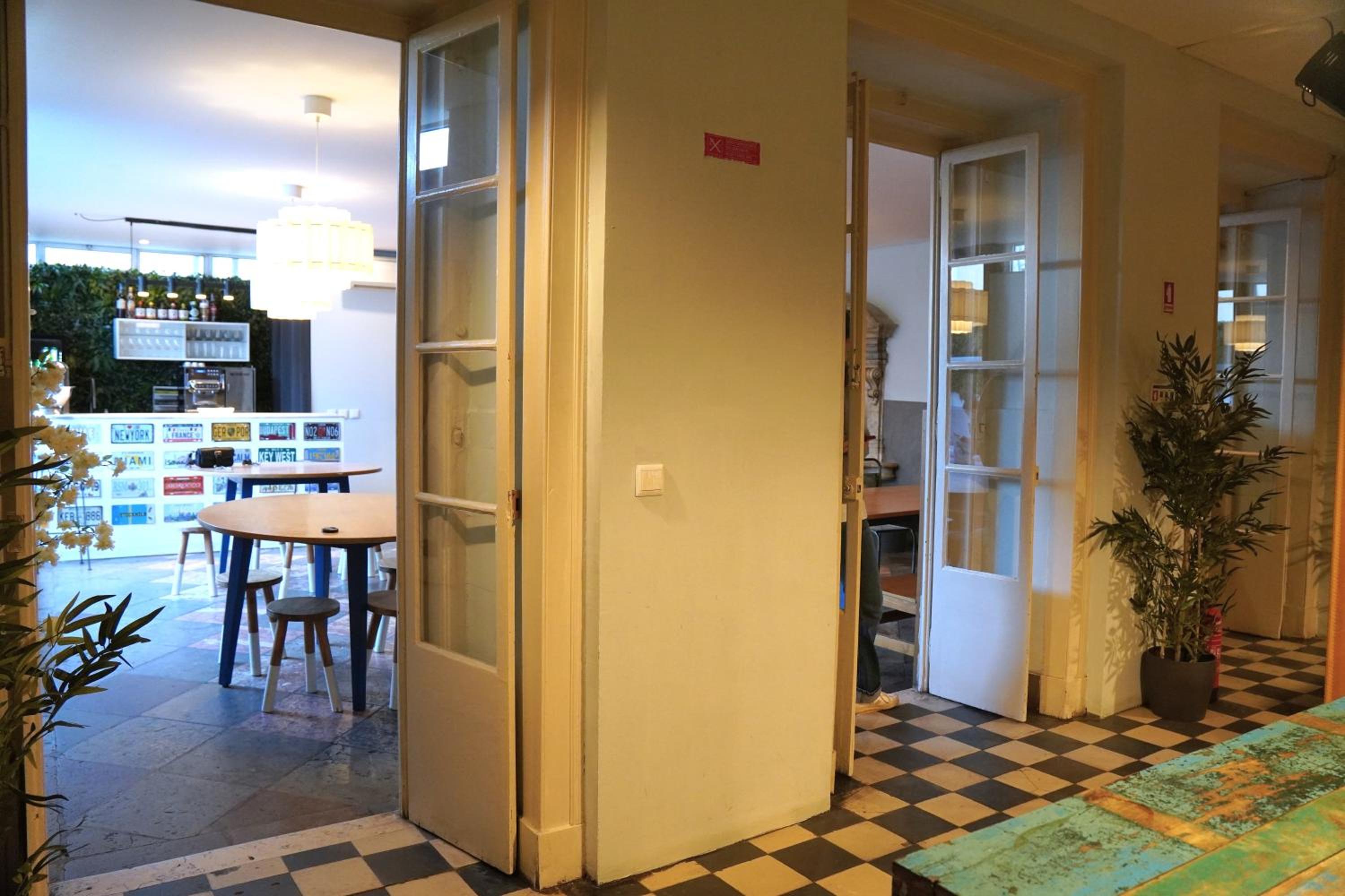 Bar/lounge Back to Lisbon Hostel