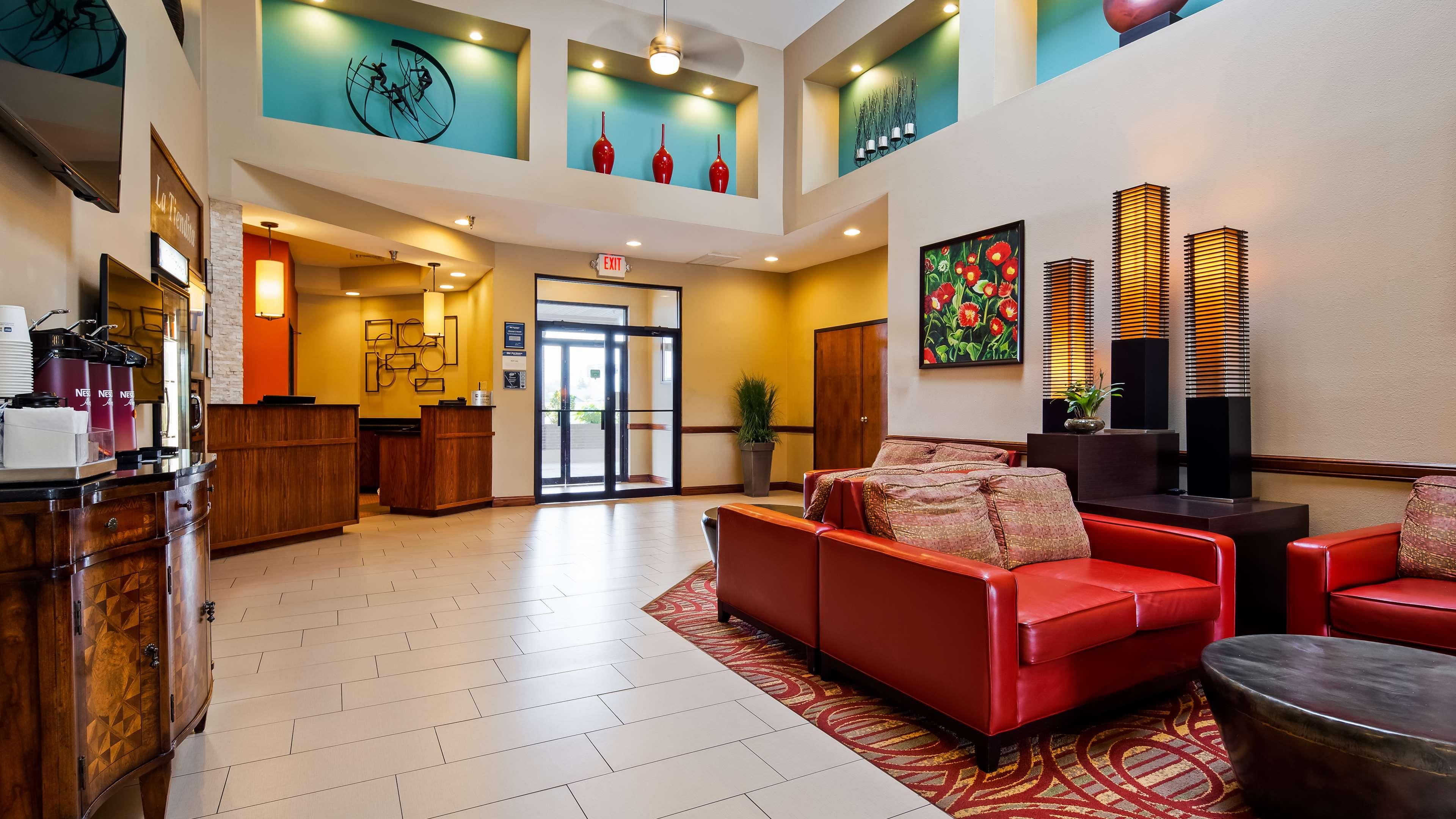 Vista Lobby Best Western McAllen Medical Center