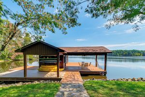 Alquiler Vacacional - Hyco Lake Escape w/ Deck & Dock: Families Welcome!