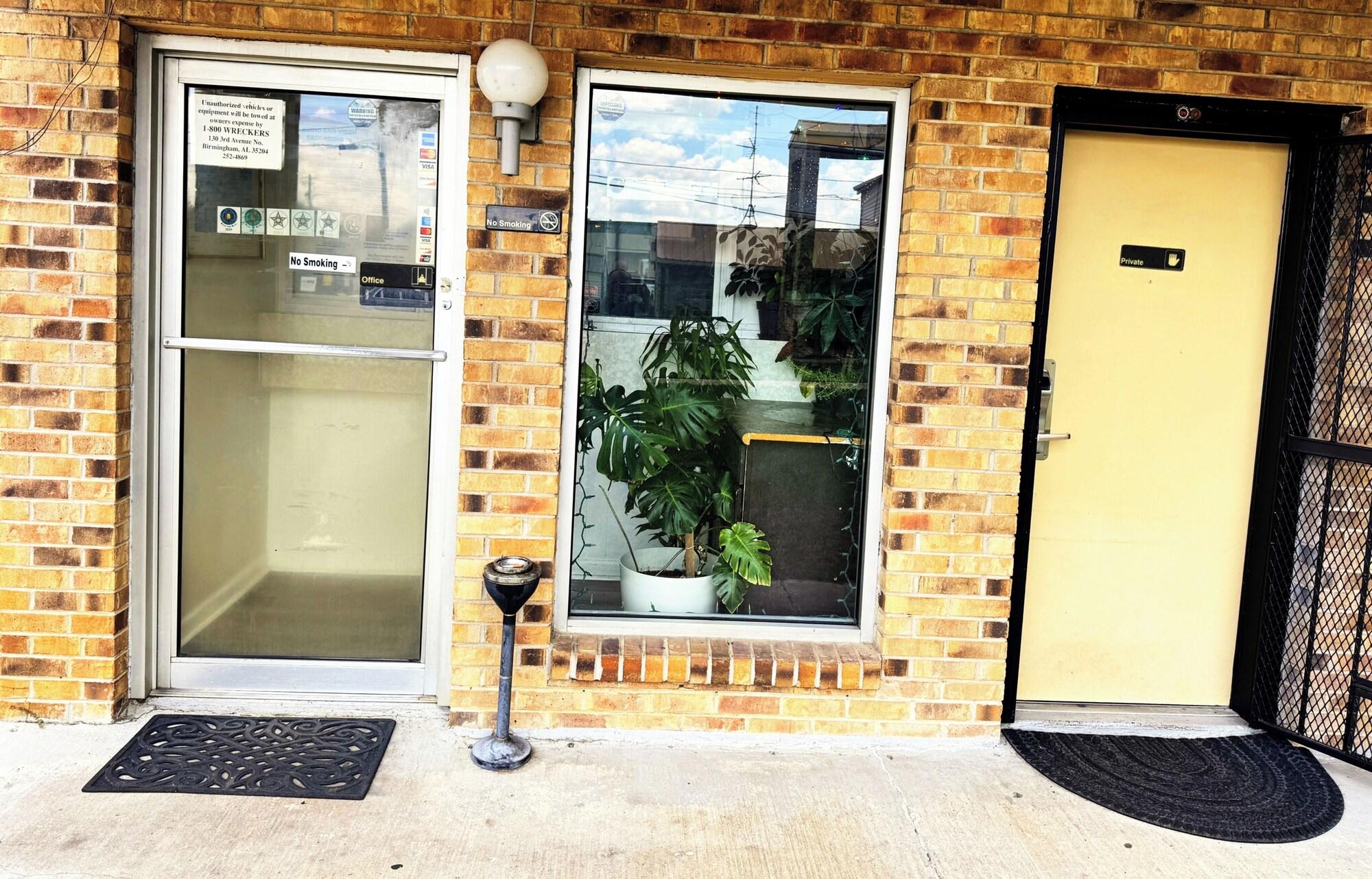 Vista Lobby Southern Comfort Motel