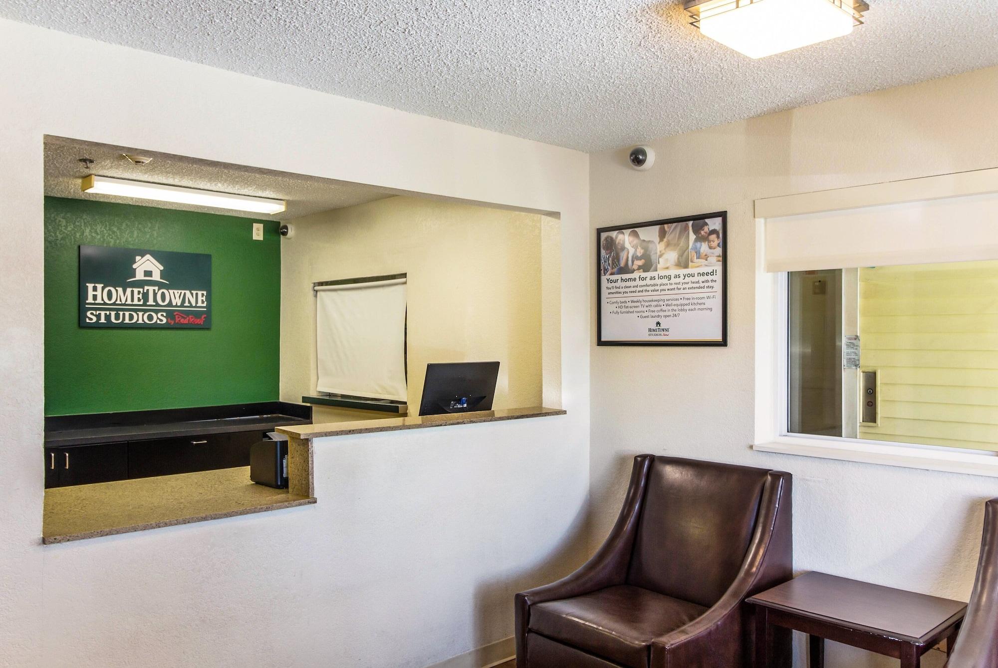 Vista Lobby HomeTowne Studios by Red Roof Houston - West Oaks/ Energy Corridor
