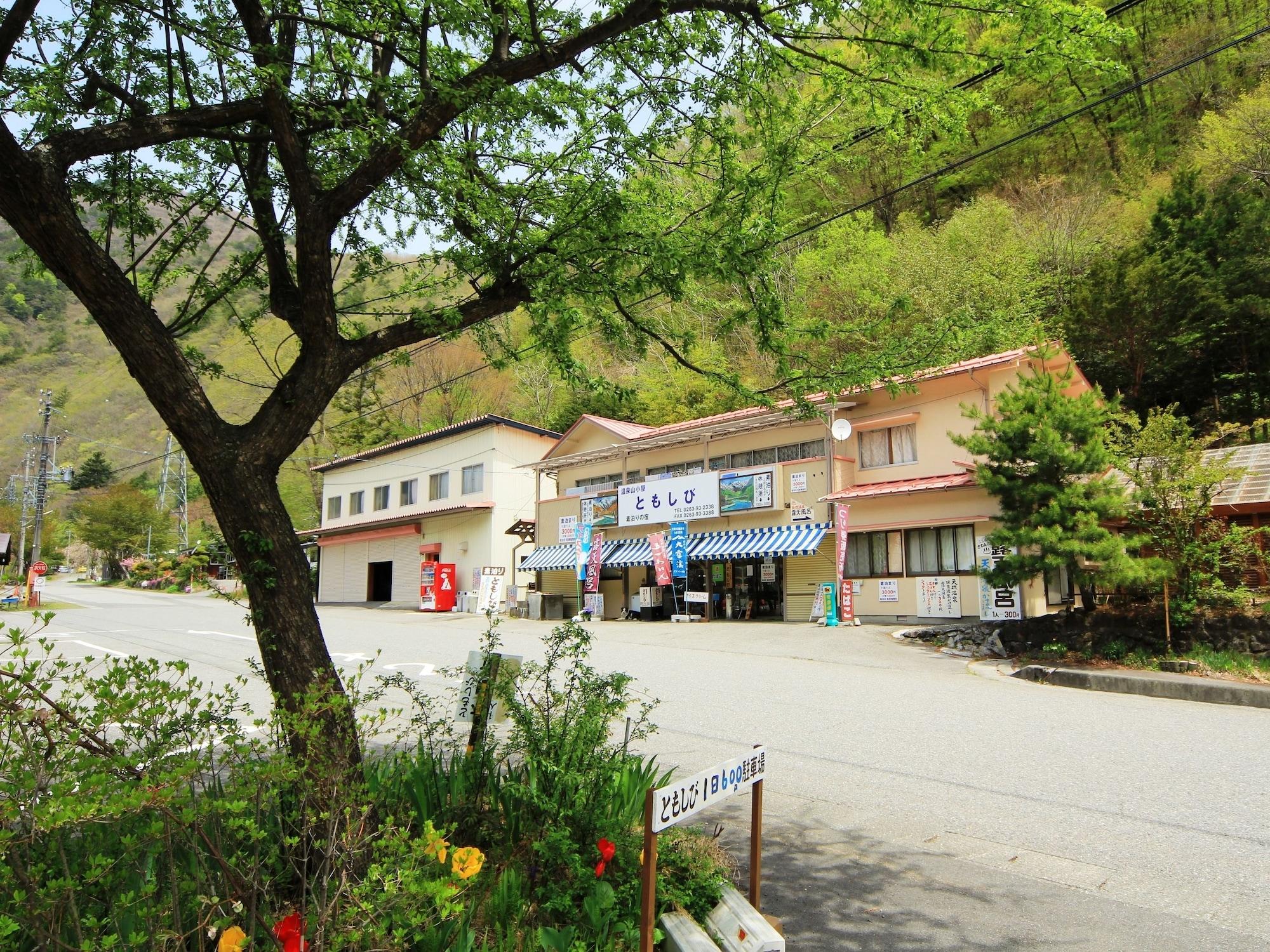 Varios Guesthouse Tomoshibi - Hostel