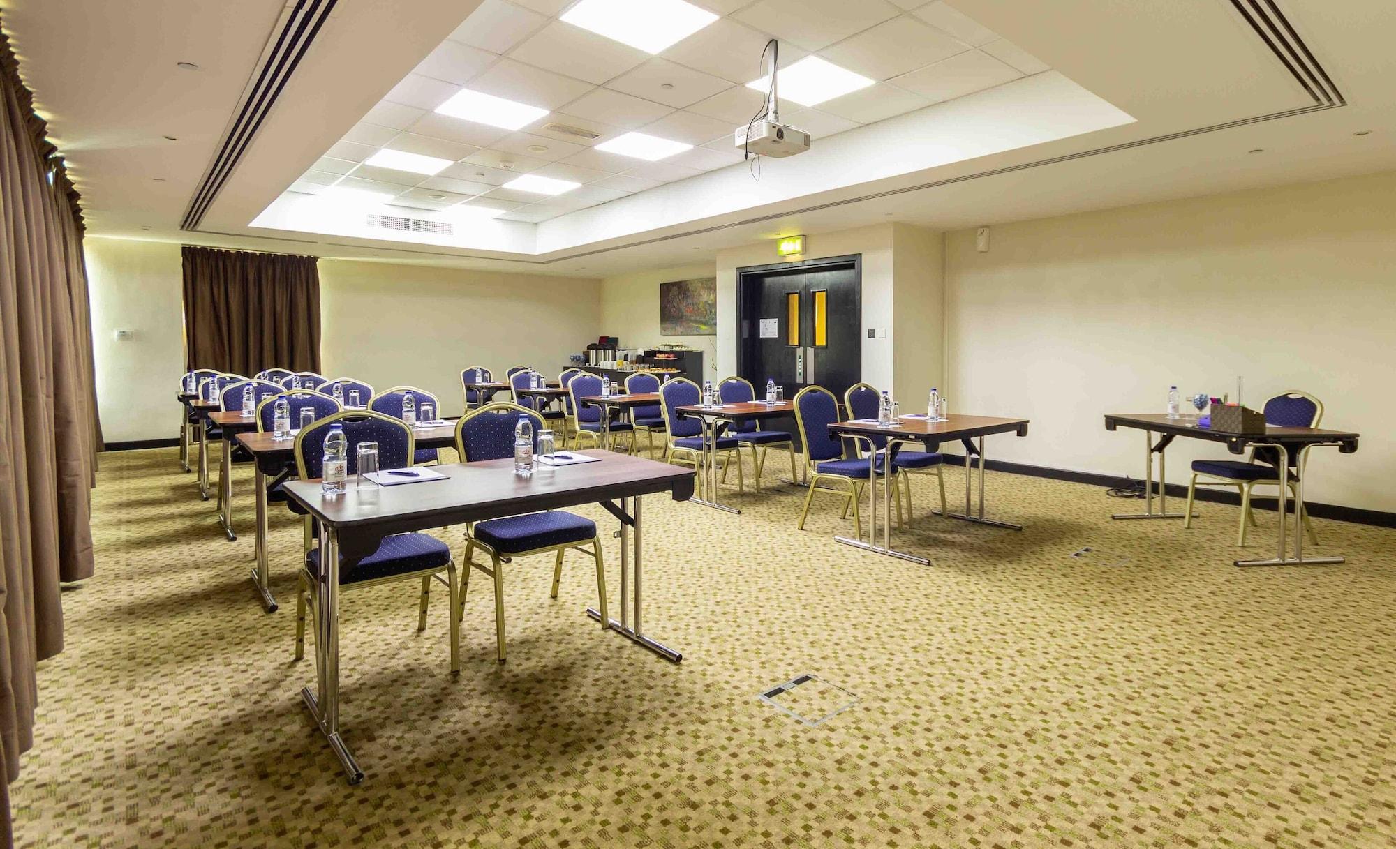 Sala de Reuniones Holiday Inn Express Dubai Airport by IHG
