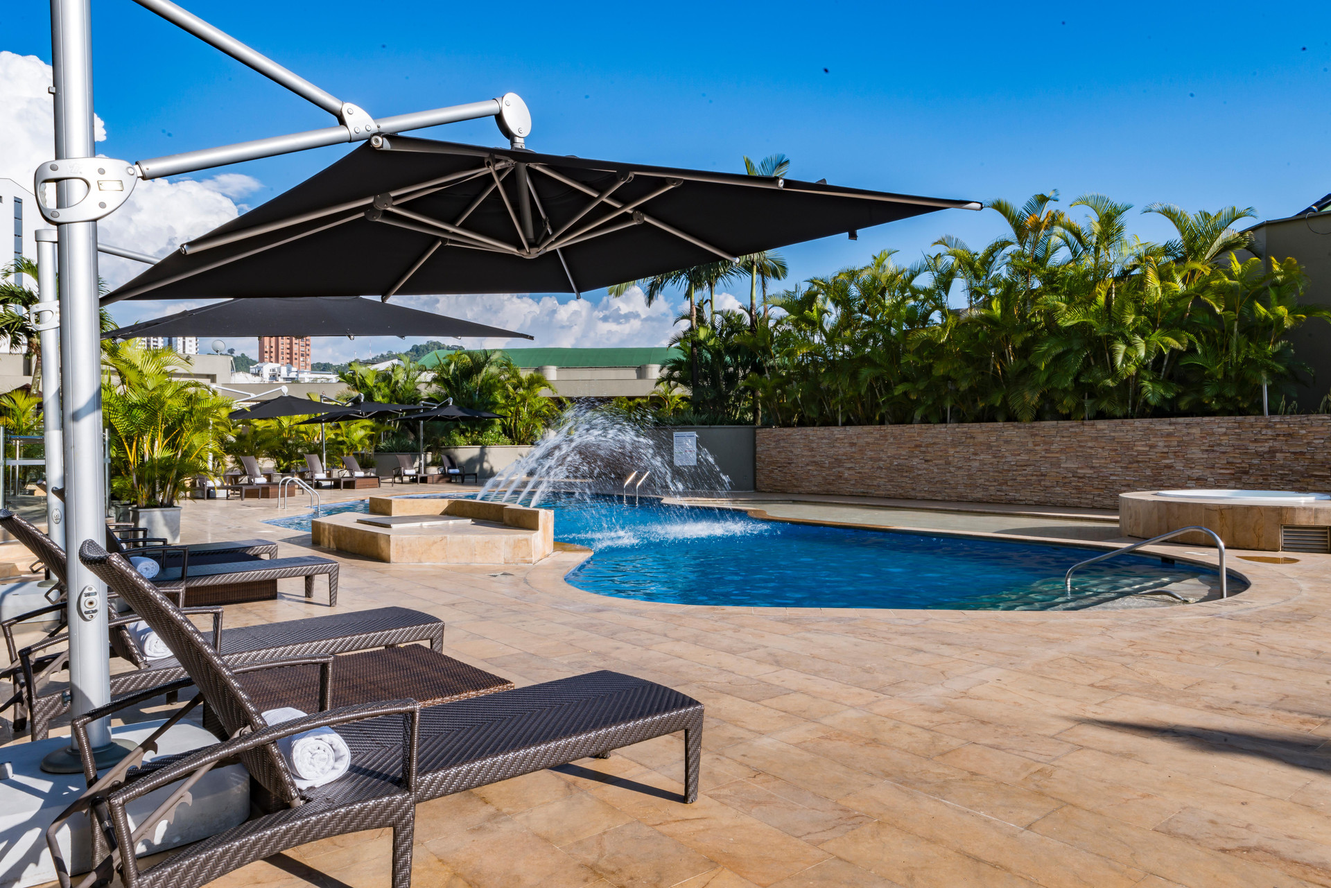 Vista da piscina Movich Hotel de Pereira