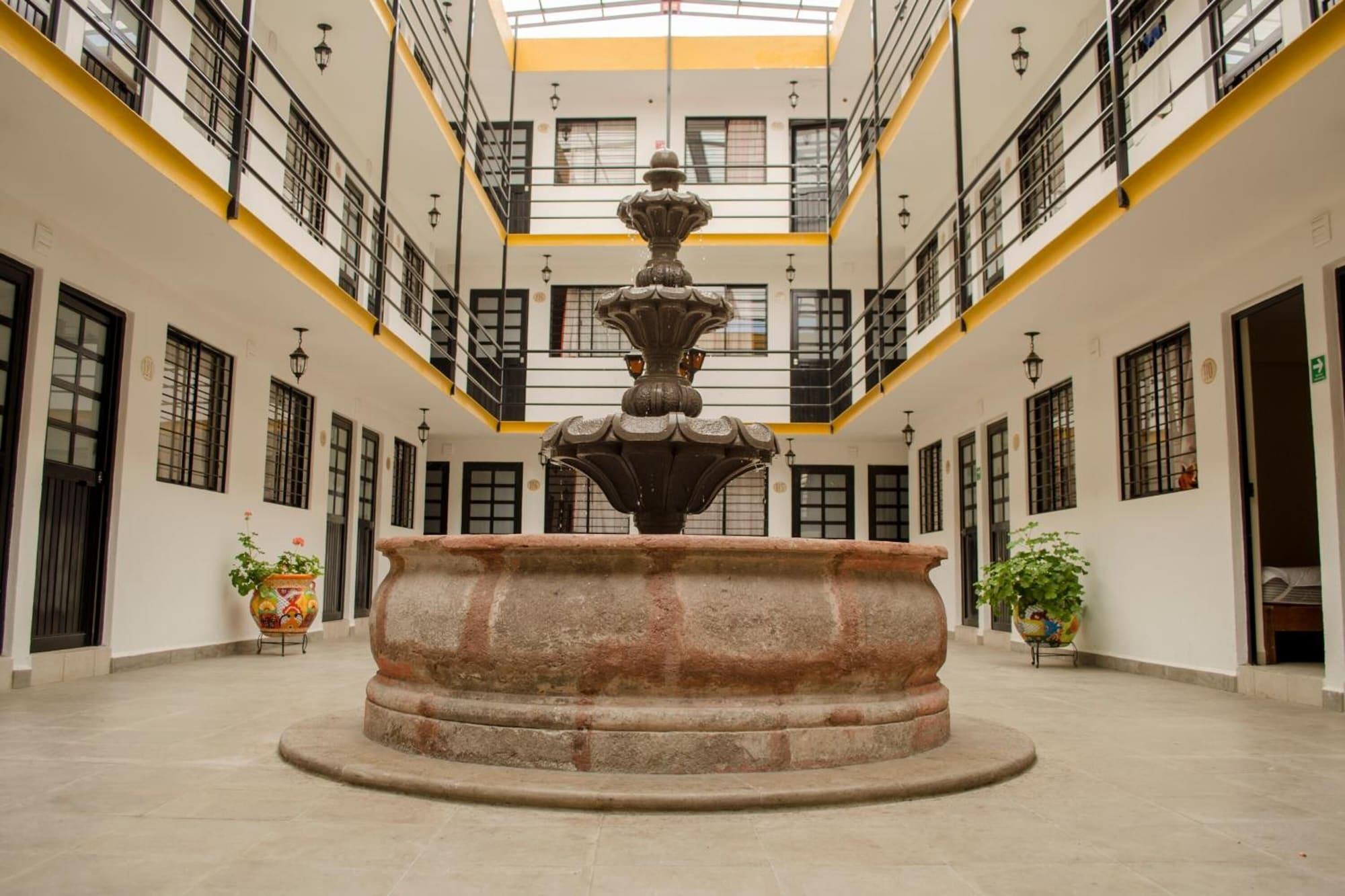 Varios Cinco de Mayo Hotel