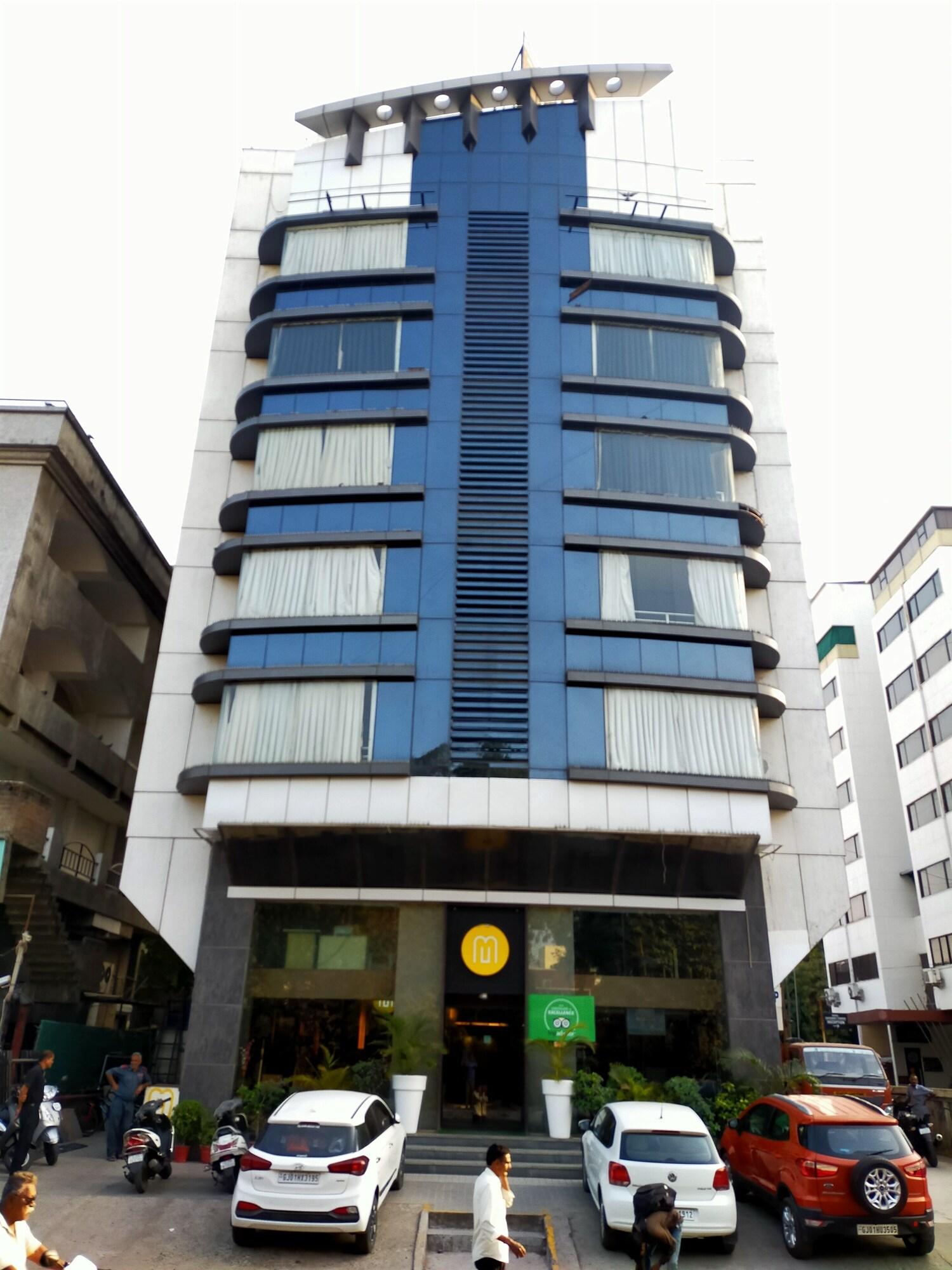Vista Exterior Pride Biznotel Alkapuri