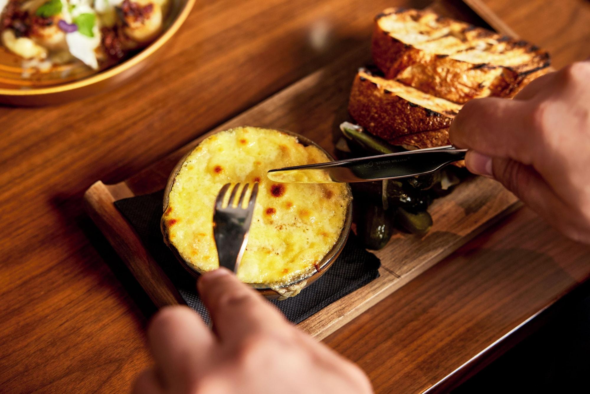 Restaurant West Hotel Sydney, Curio Collection by Hilton