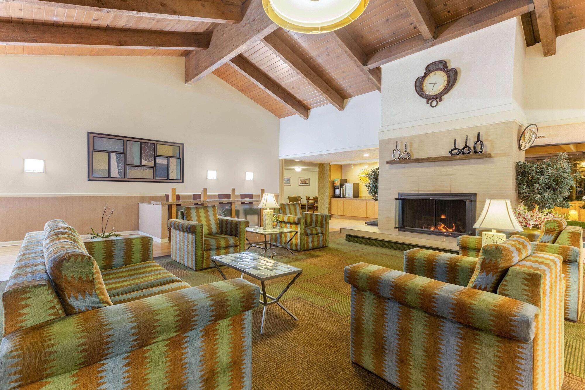 Vista Lobby La Quinta Inn & Suites by Wyndham Redding