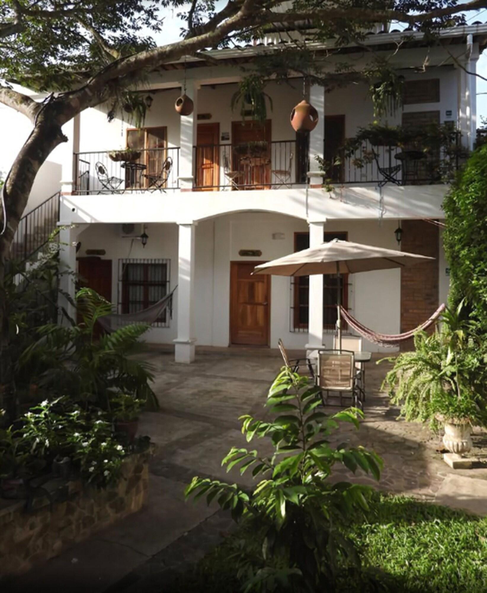 Varios Jardin Cafe Restaurant & Hostel