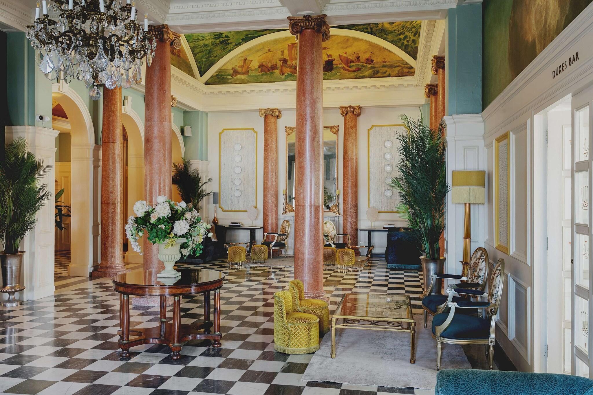 Vista Lobby Queen s Hotel
