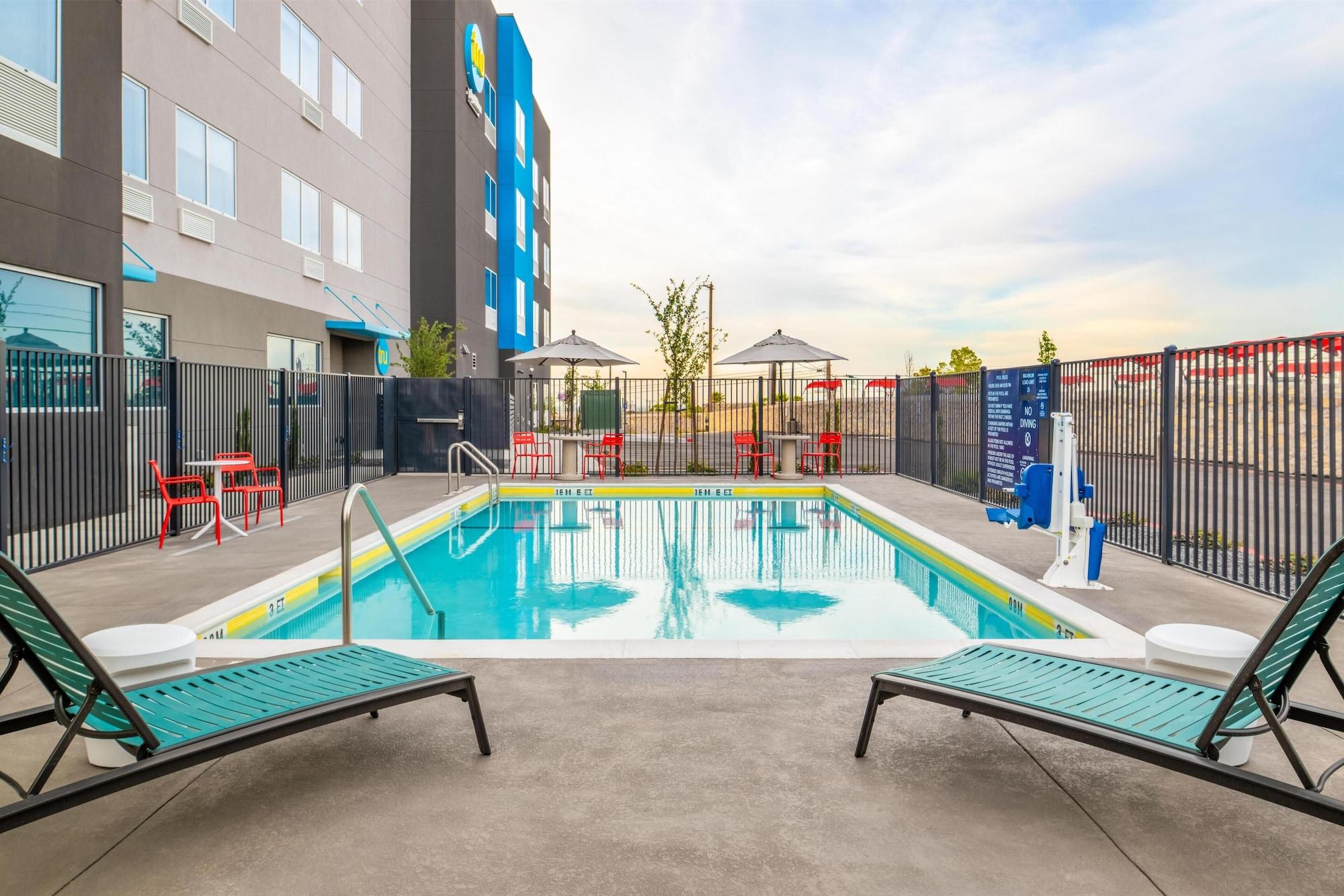 Vista Piscina Tru by Hilton El Paso Airport