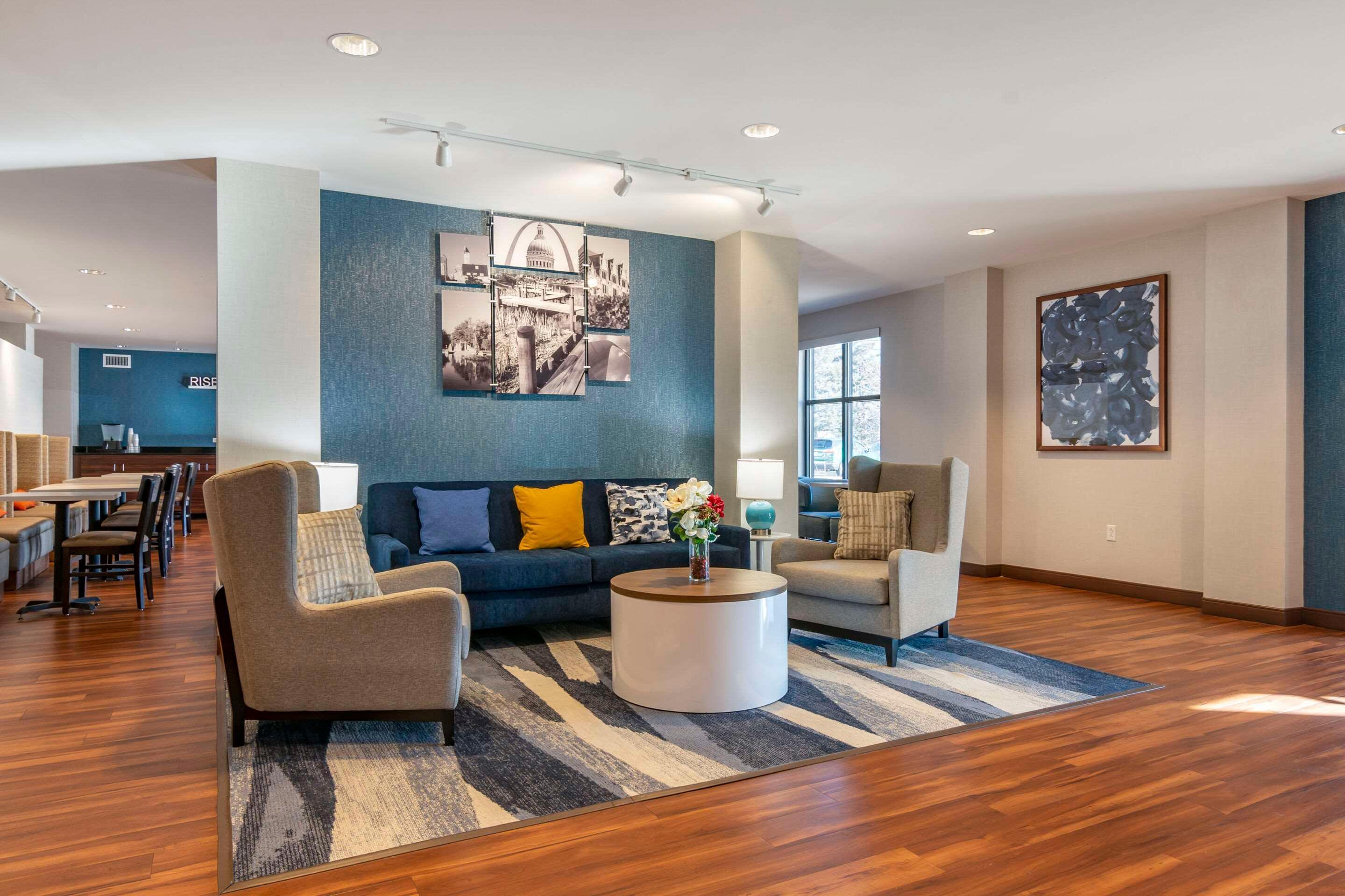 Vista Lobby Comfort Inn St. Louis Airport
