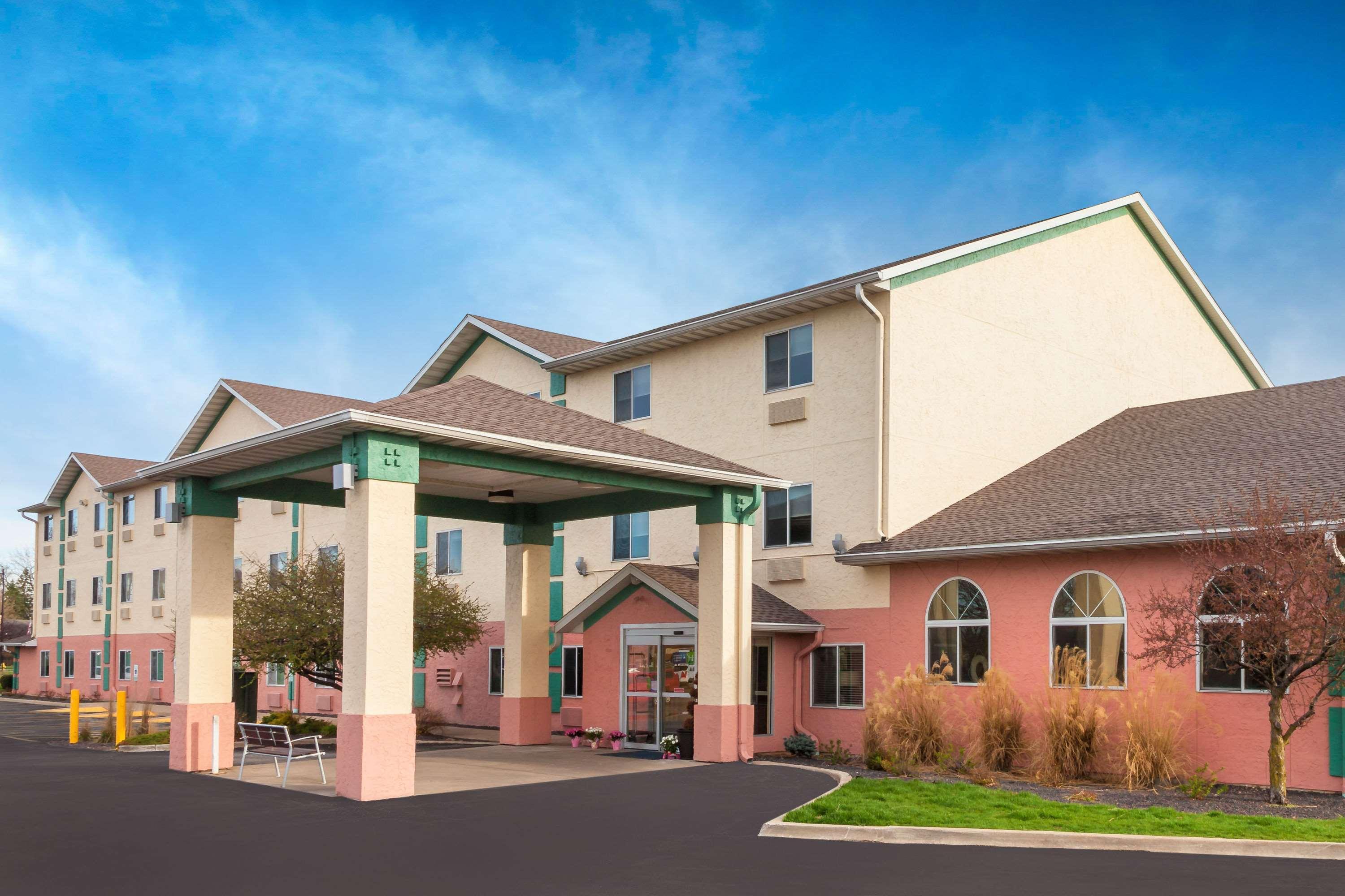 Vista Exterior Baymont by Wyndham Galesburg
