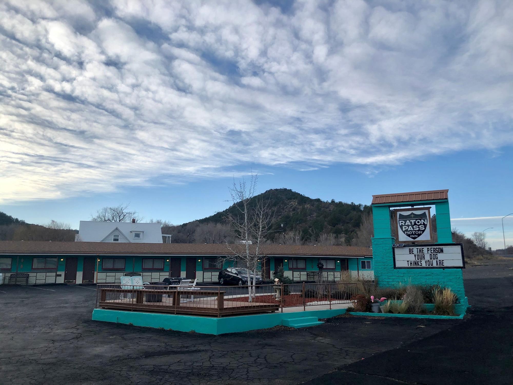 Varios Raton Pass Motor Inn