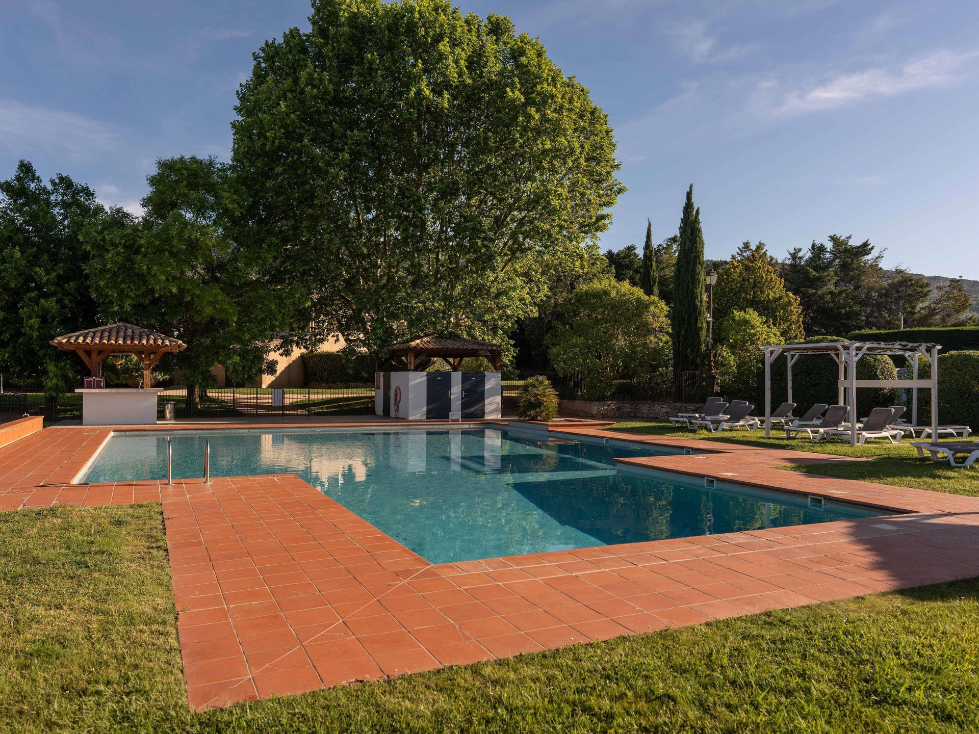 Vista Piscina Mercure Aix En Provence Sainte Victoire Hotel