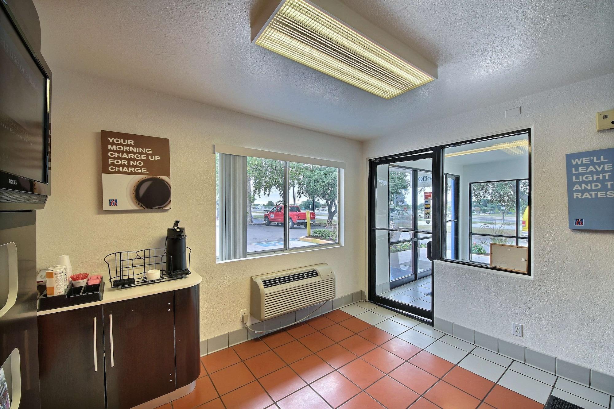 Bar/Salón Motel 6 San Marcos, TX