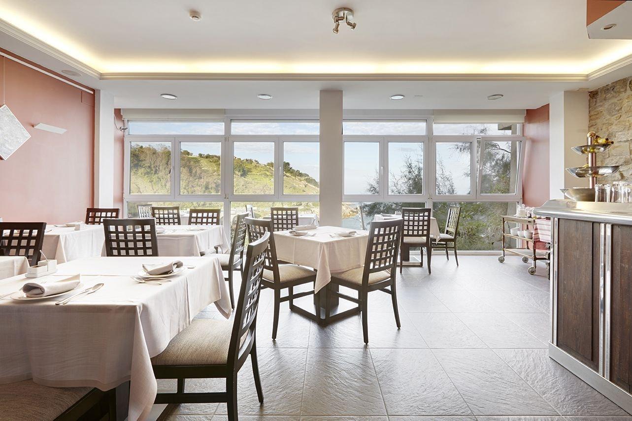 Bar/Salón Saiaz Getaria Hotela