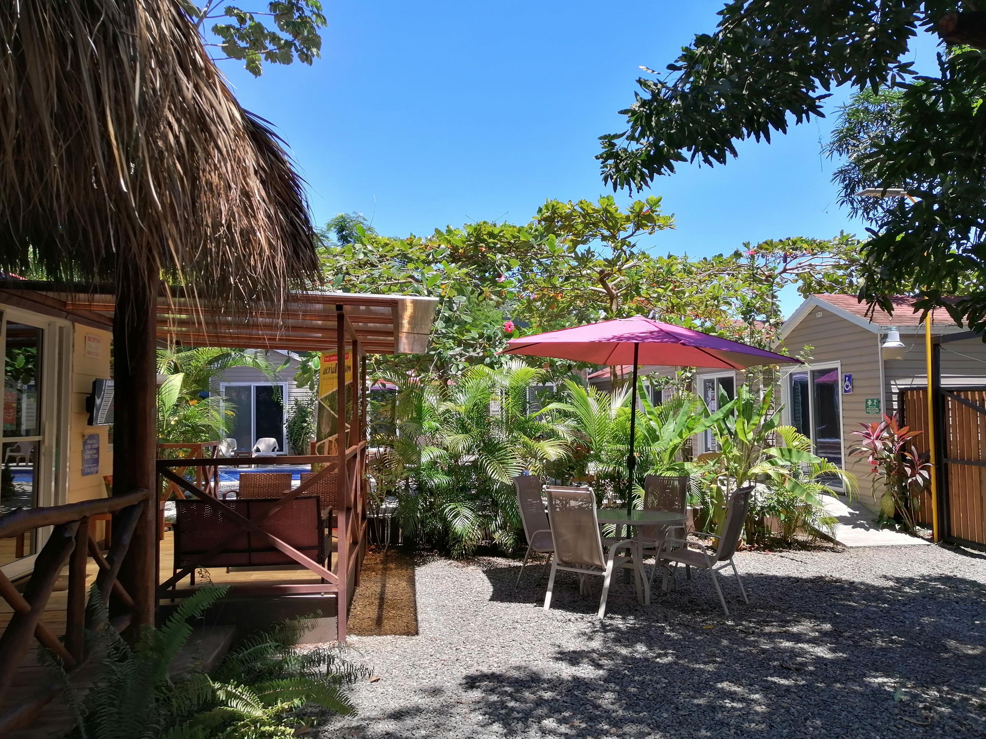 Vista Exterior Jaco Lodge