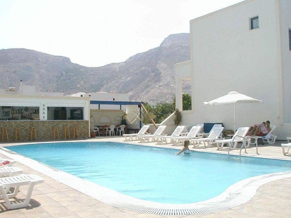 Vista da piscina Anemones Hotel