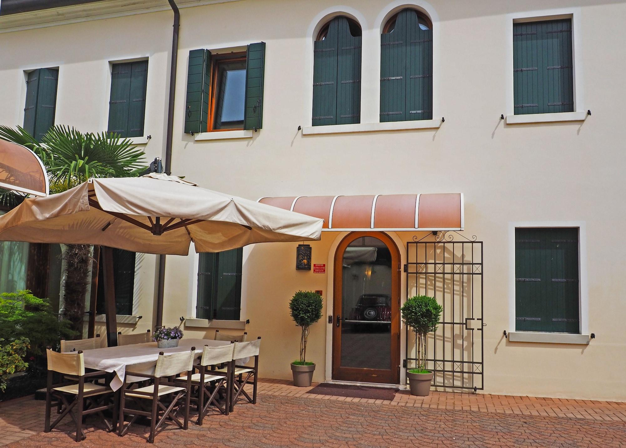 Vista Exterior Hotel Cris