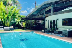 Alquiler Vacacional - Heated pool, King beds, full outdoor kitchen, gate, blocks from highway exit.