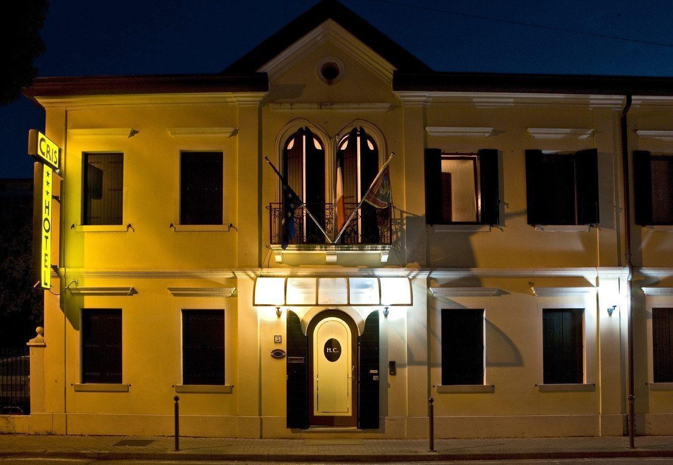 Vista Exterior Hotel Cris