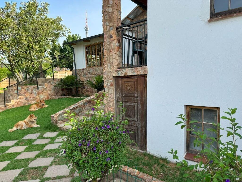 Varios "room in B&B - Adnaan's Secret Garden: Queen Ensuite"
