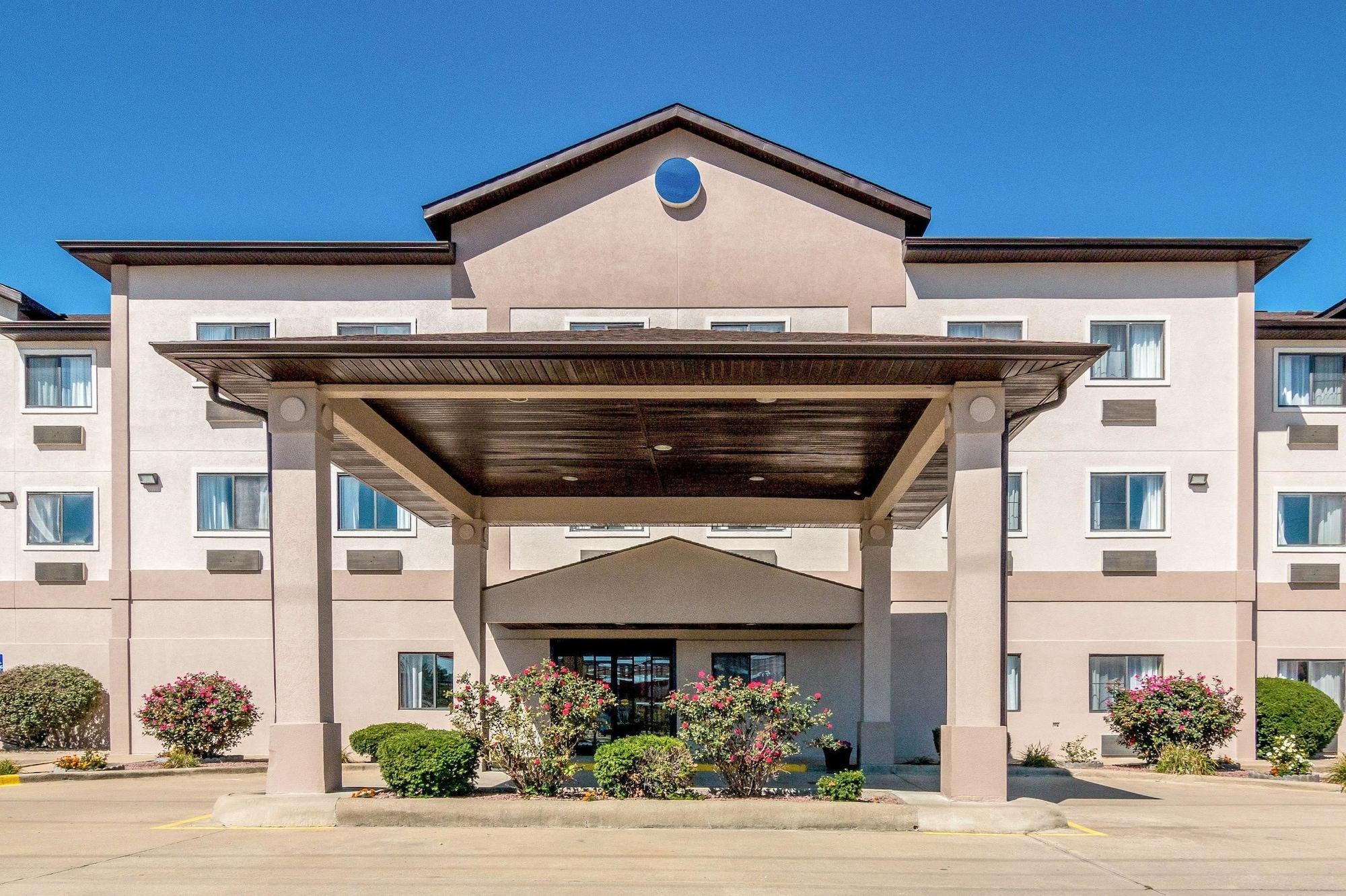 Vista Exterior Quality Inn & Suites Salem near I-57
