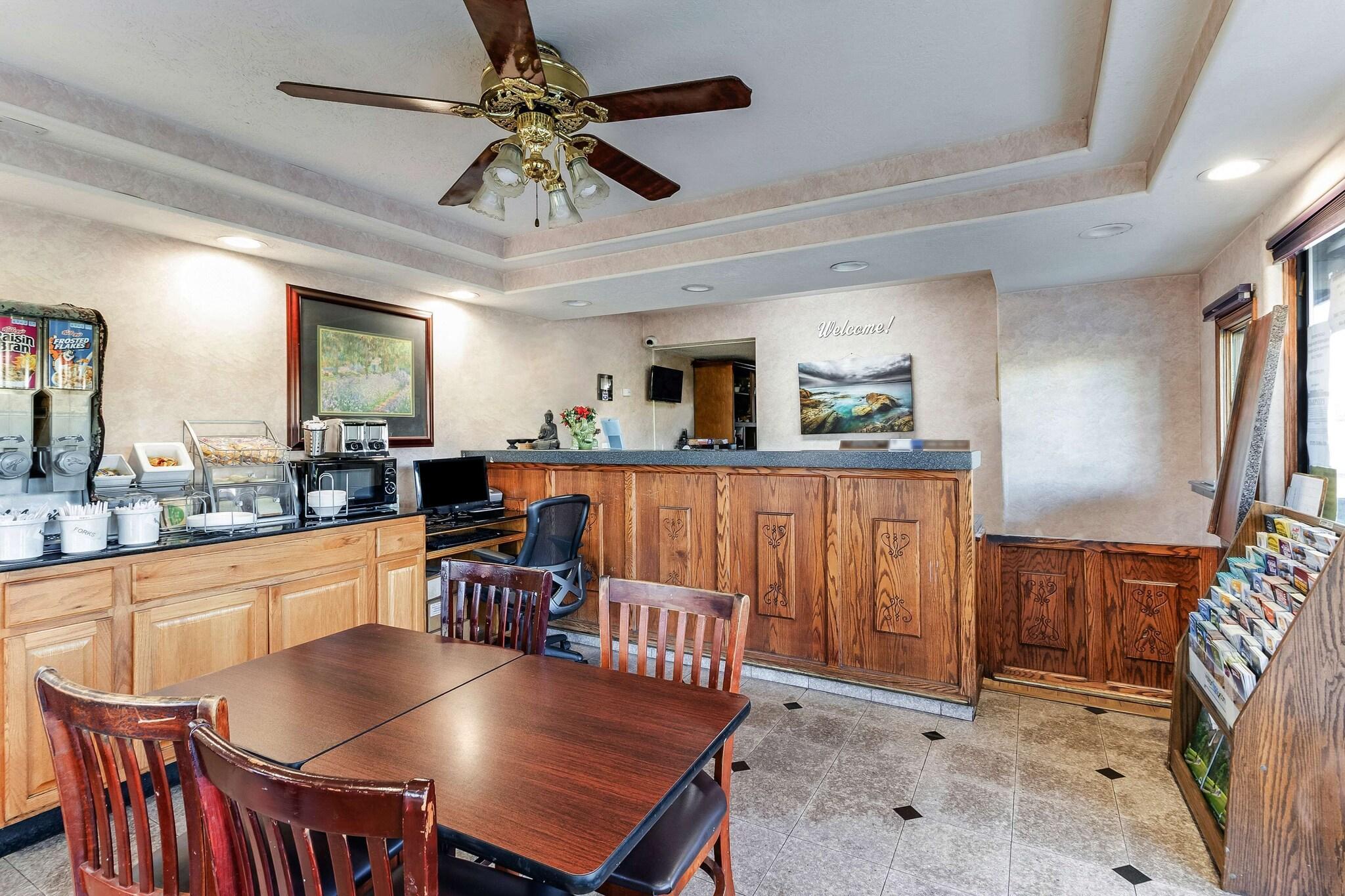 Vista Lobby Knights Inn Madera