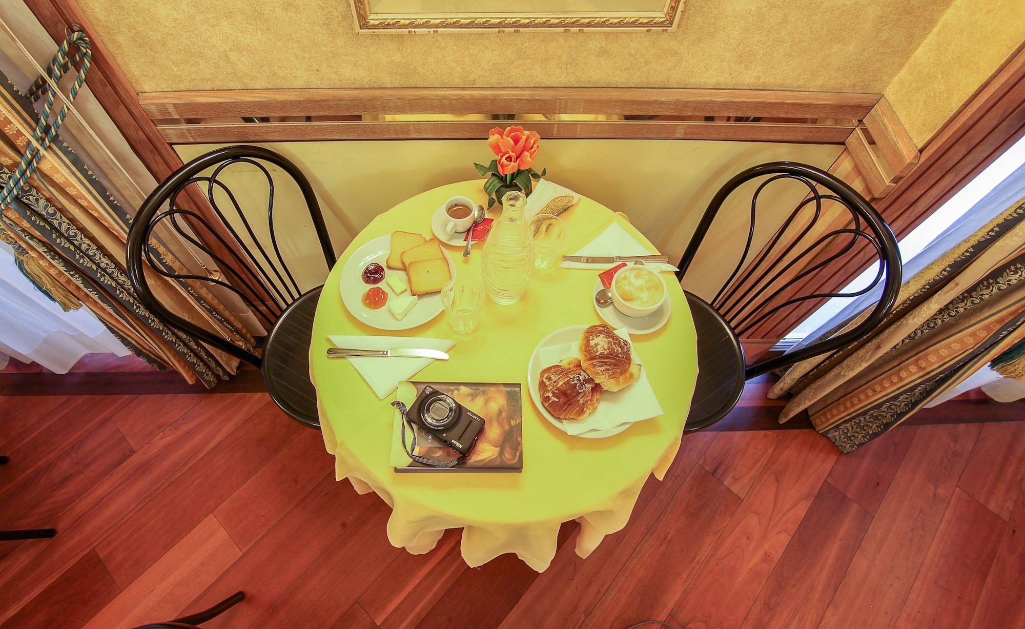 Bar/Salón Hotel Pomezia