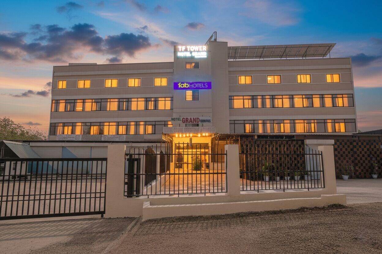 Varios Fabhotel Grand Executive