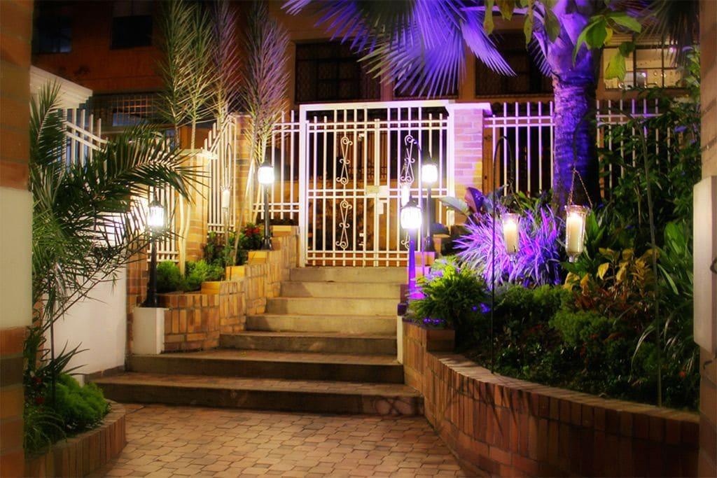 Vista Exterior Serenity Suites