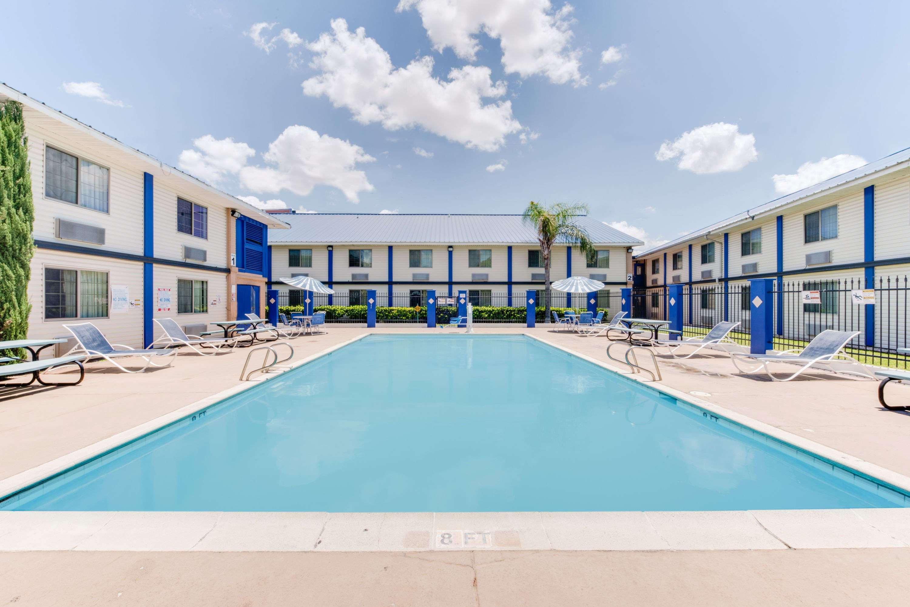 Vista Piscina Days Inn & Suites by Wyndham Laredo