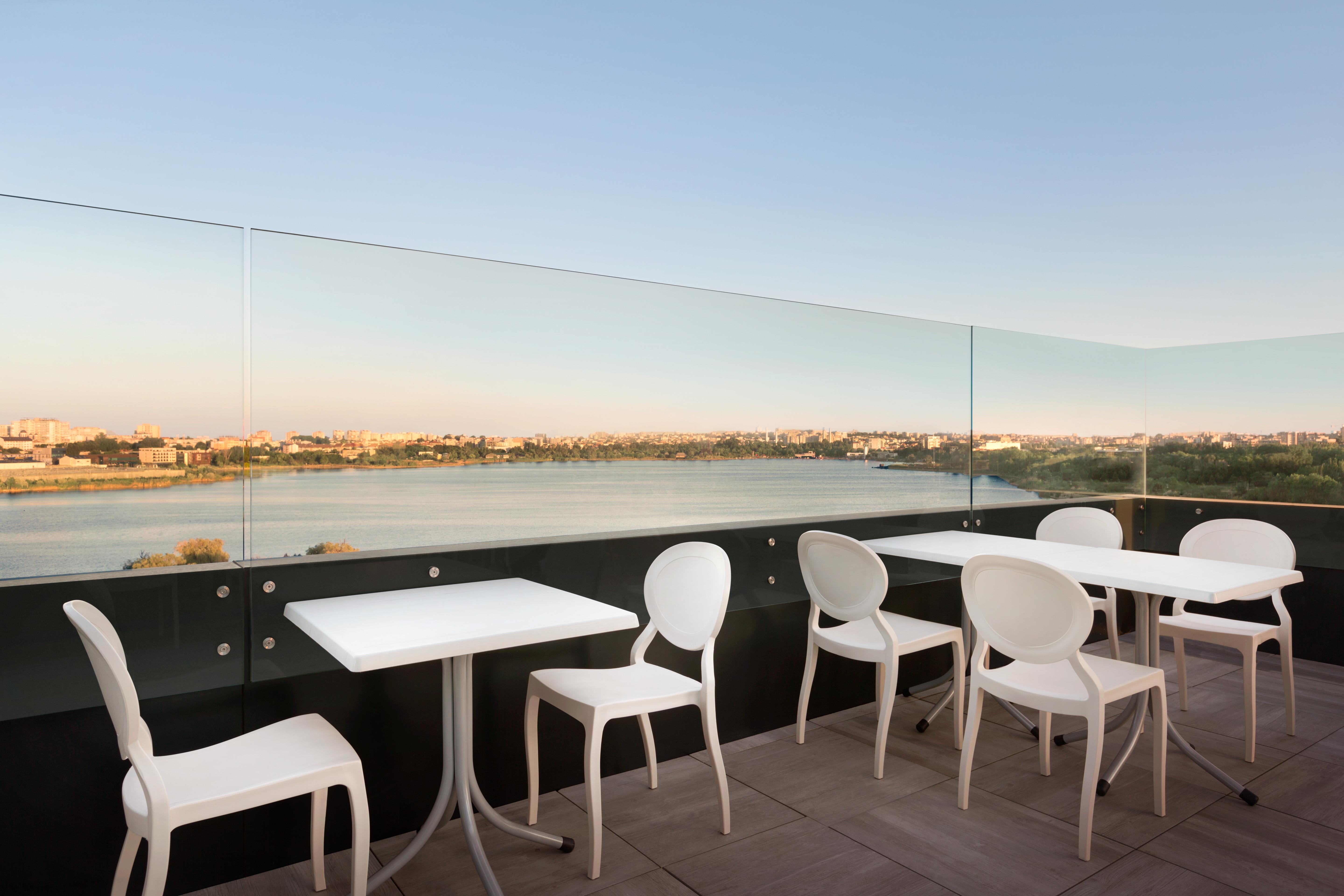 Bar/Salón Ramada by Wyndham Constanta