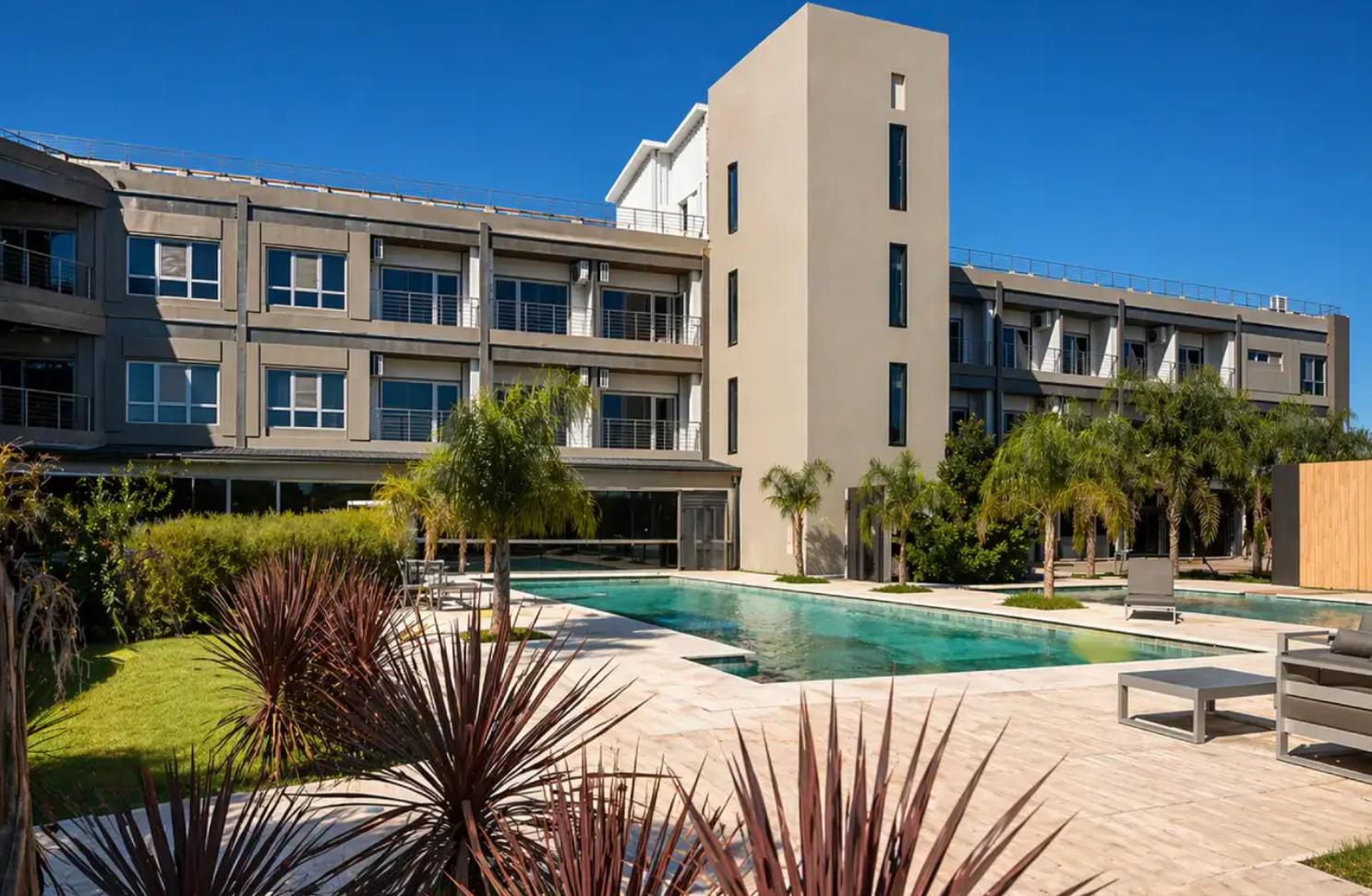Vista Exterior Radisson Red Funes