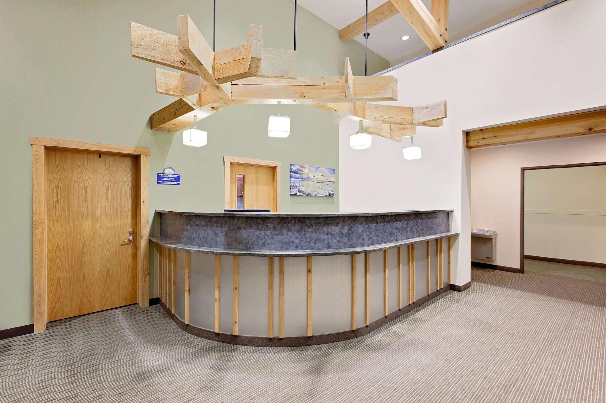 Vista Lobby Days Inn by Wyndham Cadillac