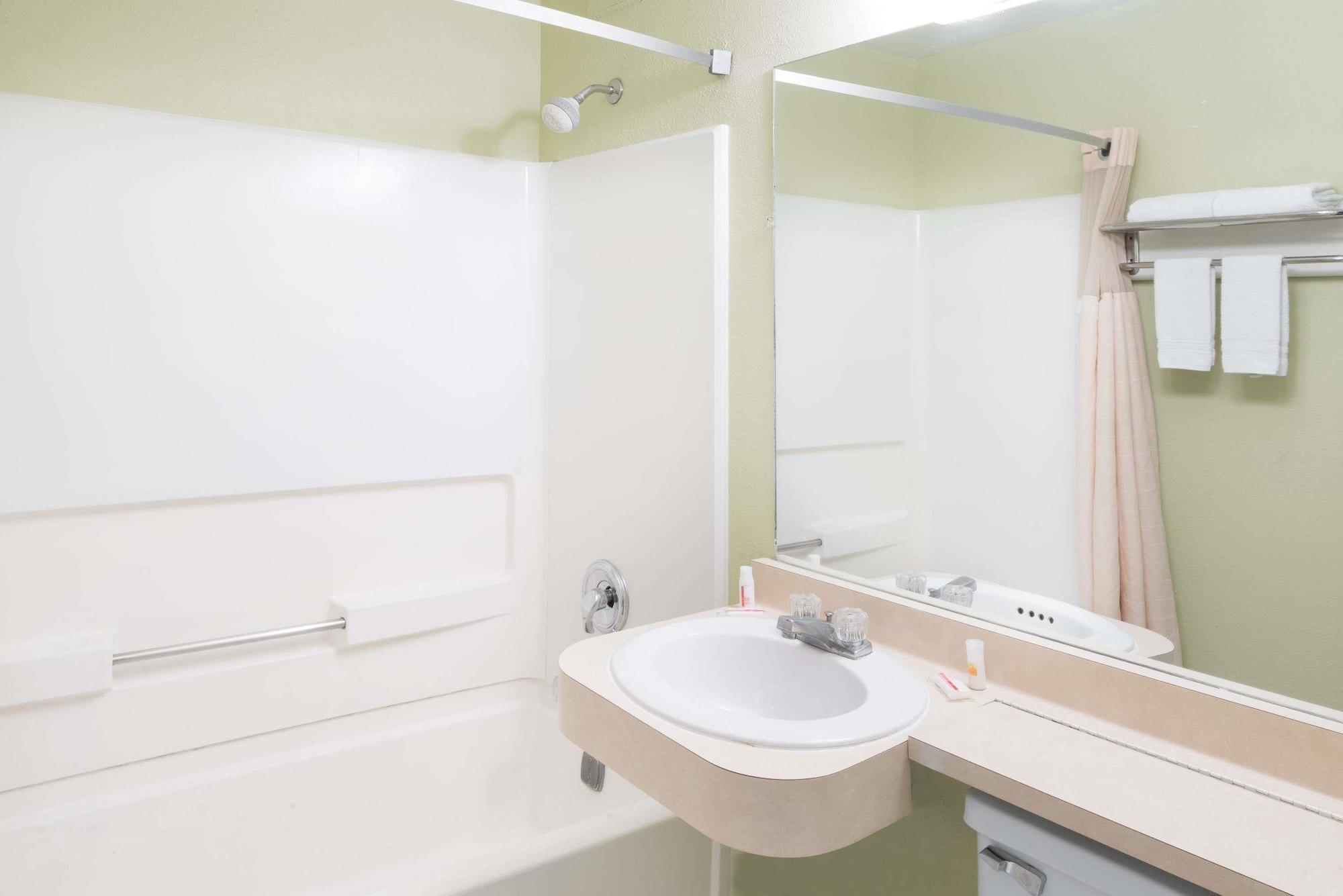 Equipamiento de Habitación Days Inn by Wyndham Henrietta/Rochester Area