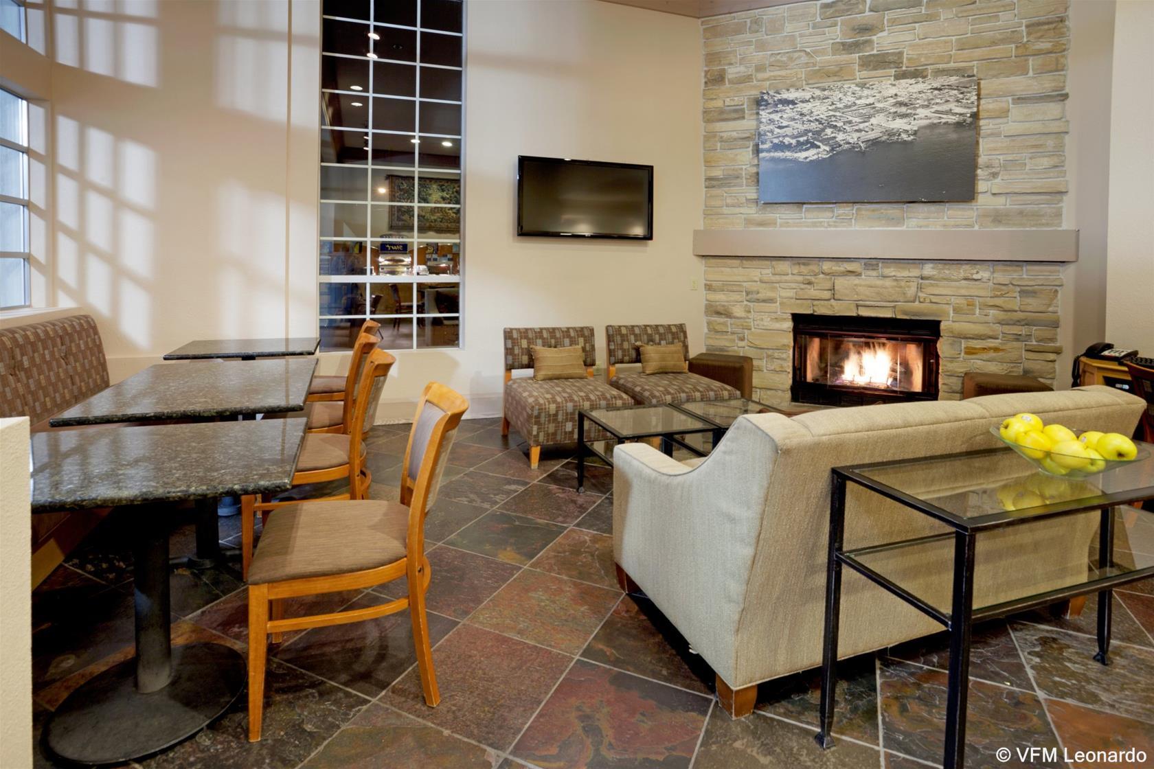 Vista Lobby Holiday Inn Express Monterey-Cannery Row by IHG