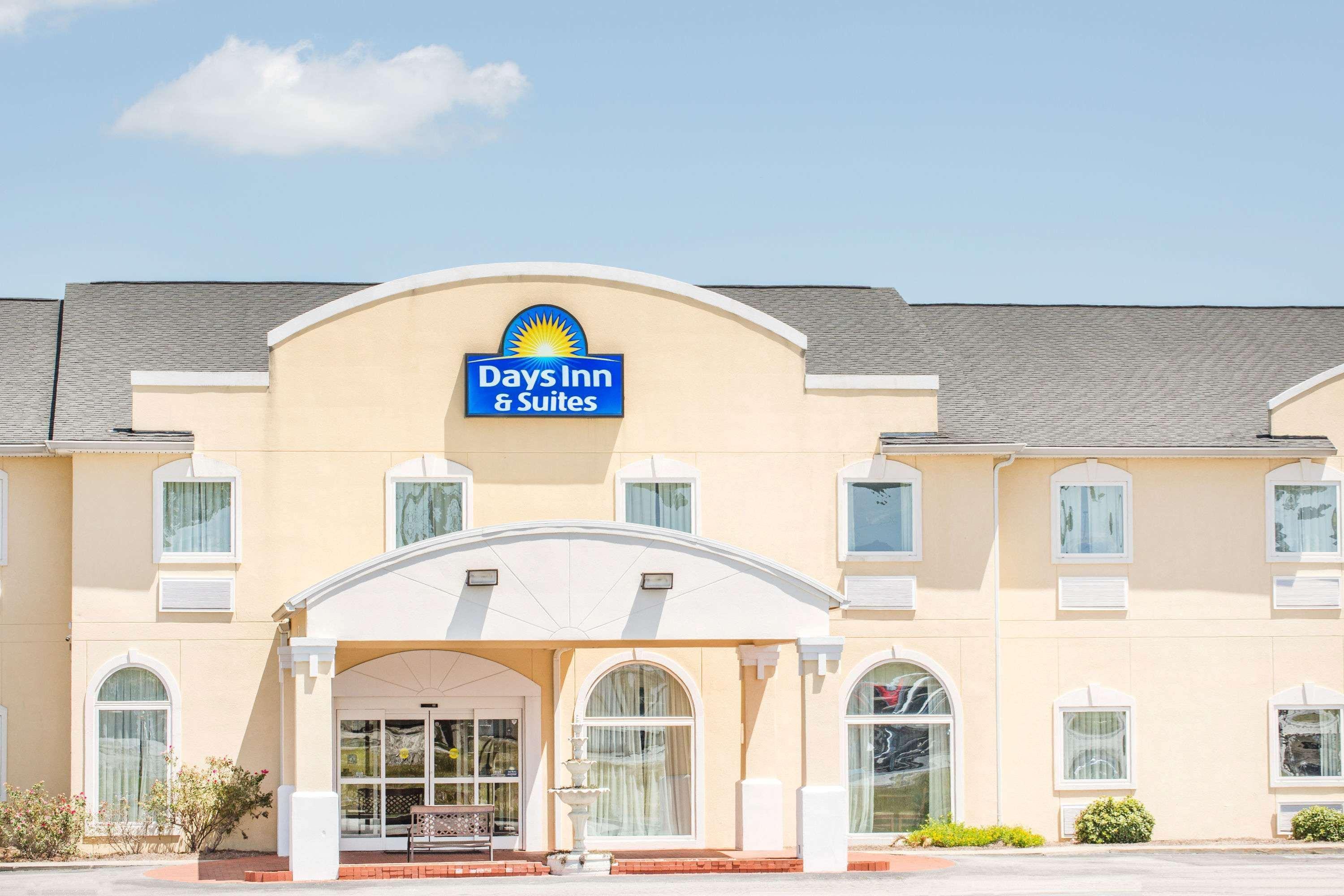 Vista Exterior Days Inn & Suites by Wyndham Swainsboro