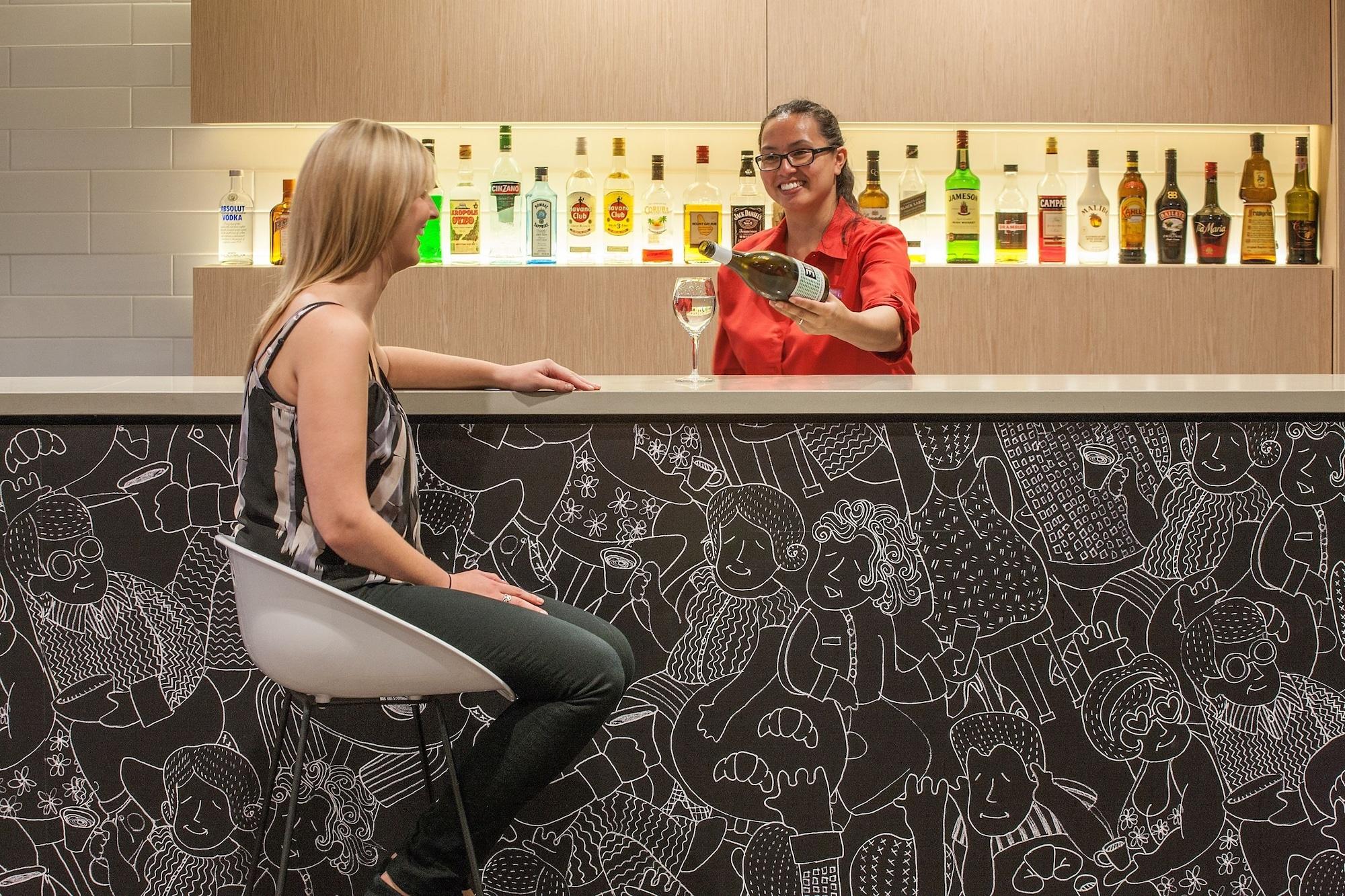 Bar/Salón ibis Melbourne Hotel and Apartments
