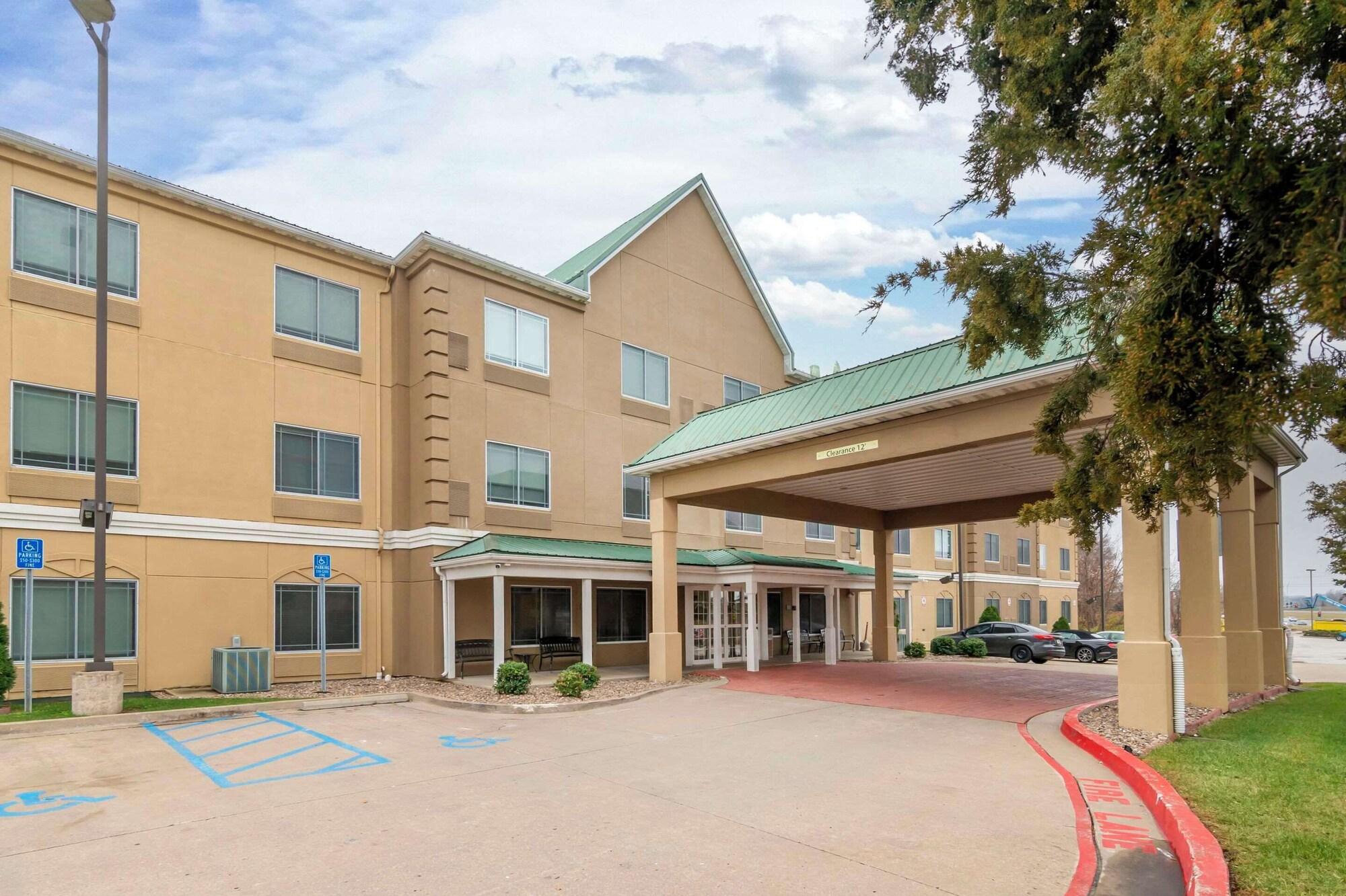 Vista Exterior Country Inn & Suites by Radisson, Columbia, MO