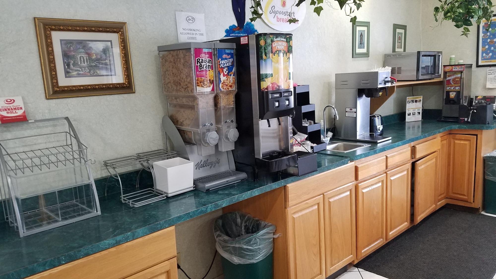 Restaurant Super 8 by Wyndham Pontoon Beach IL/St. Louis MO Area