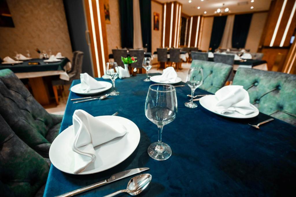 Restaurant Regal Inn Badamdar Hotel