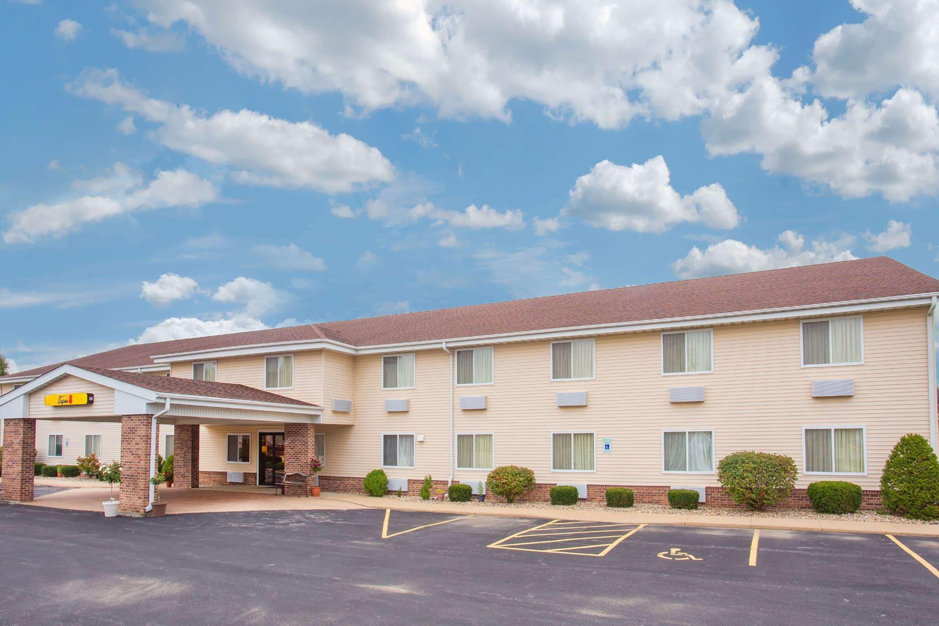 Vista Exterior Super 8 by Wyndham Galva