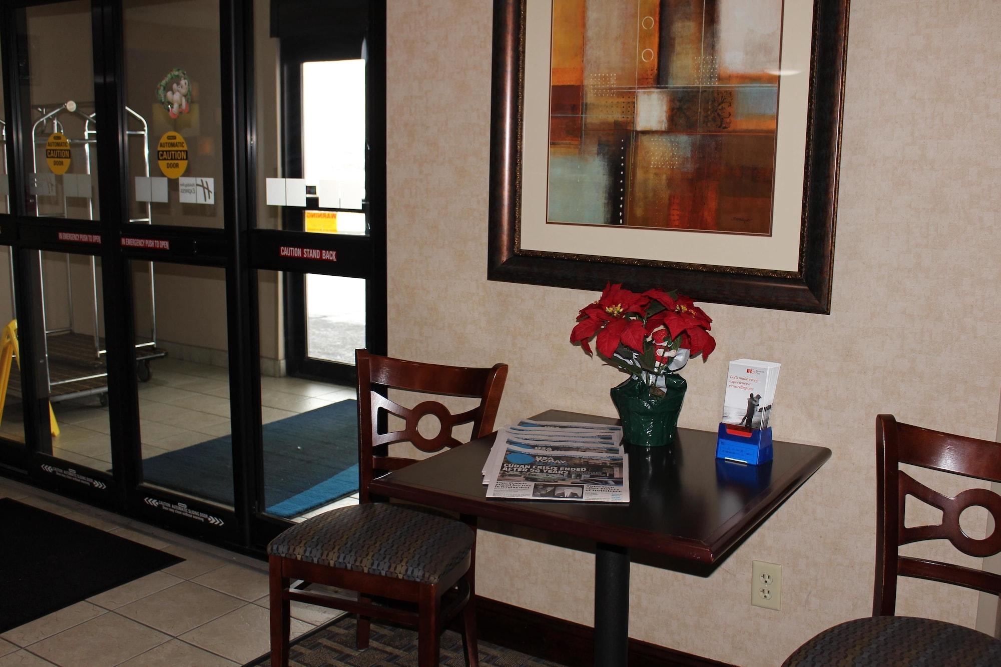 Vista Lobby Holiday Inn Express Kansas City-Liberty by IHG