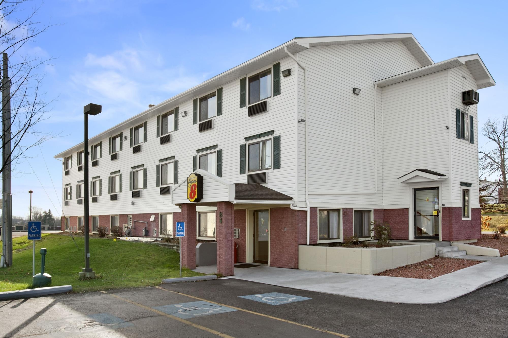 Vista Exterior Super 8 by Wyndham Massena NY