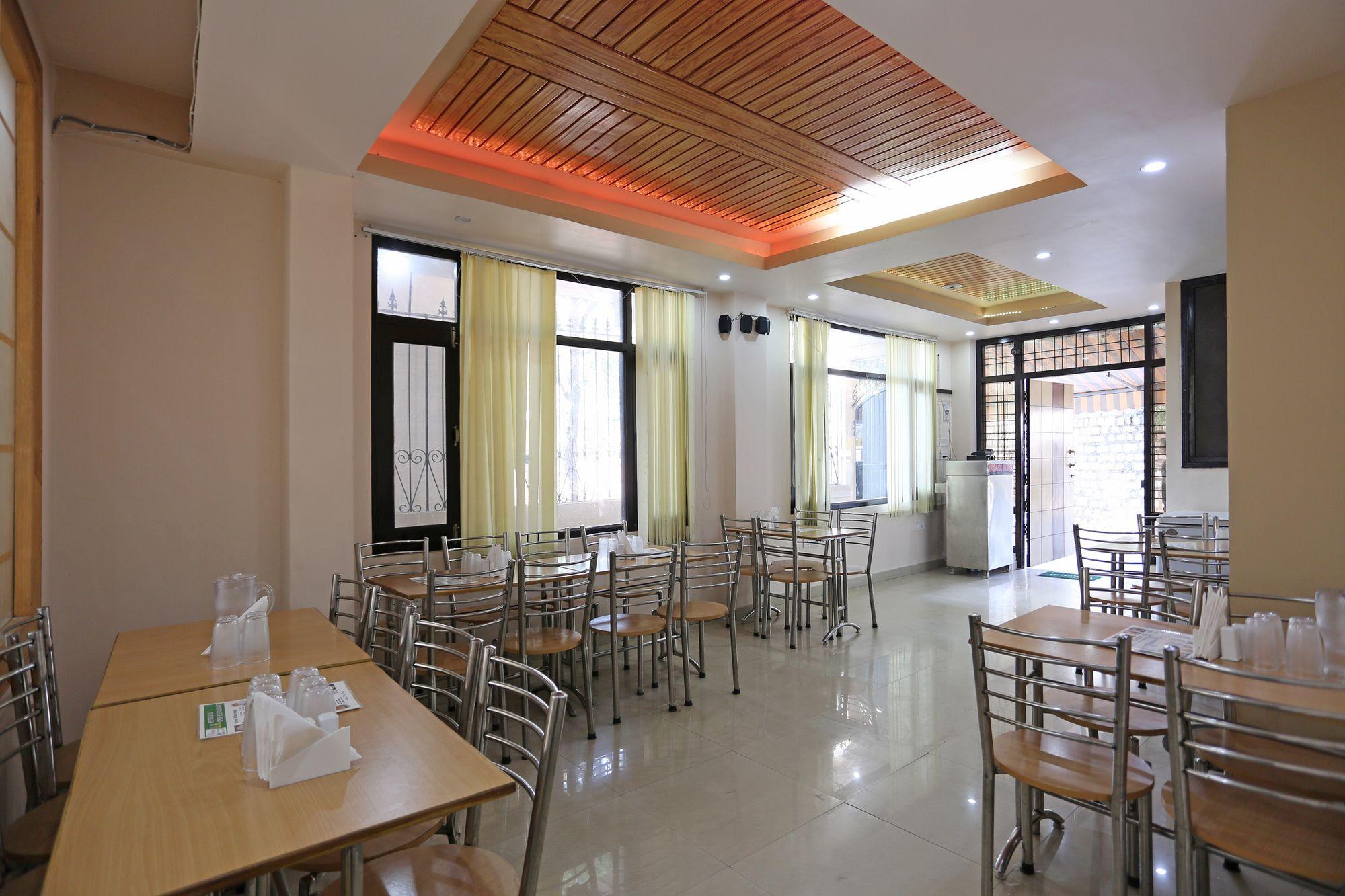 Restaurant OYO 10216 Hotel UK Retreat