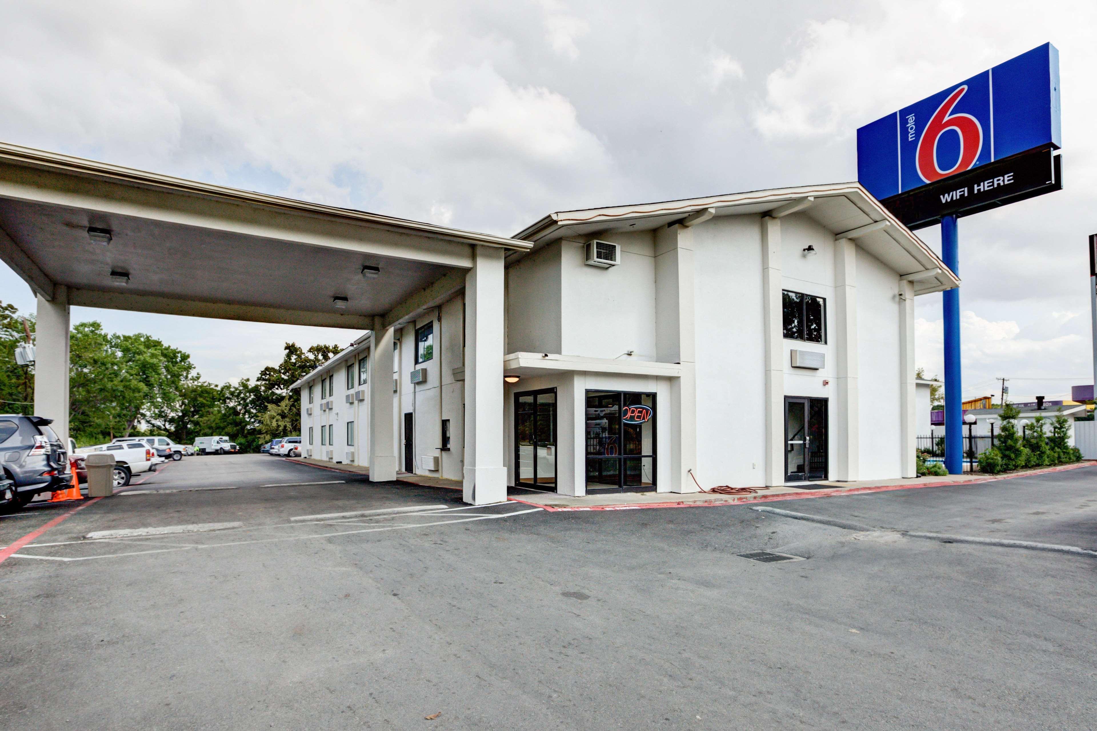 Varios Motel 6 Dallas, TX - South